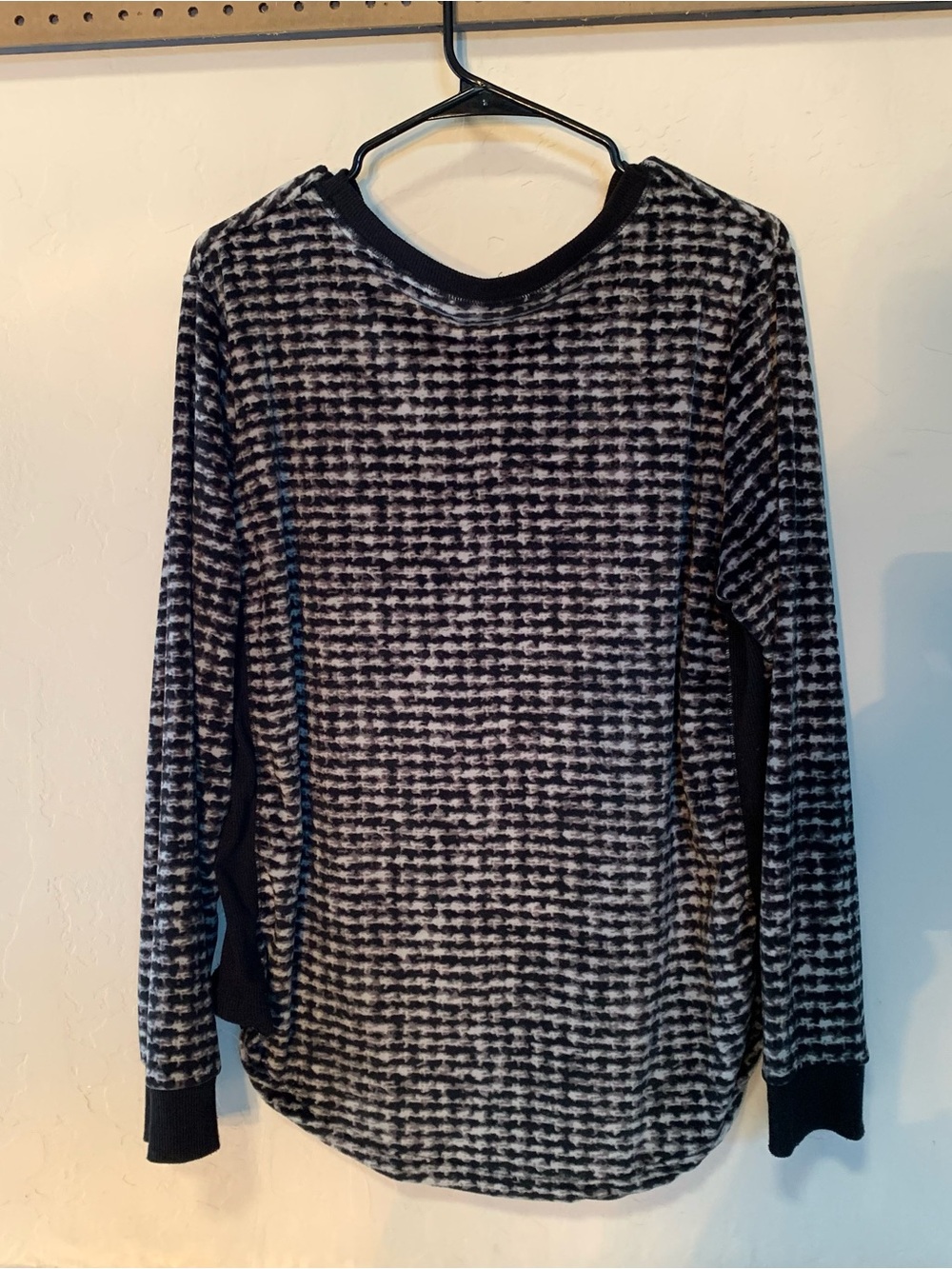 Secret Treasures Black and White Houndstooth Long Sleeve Top